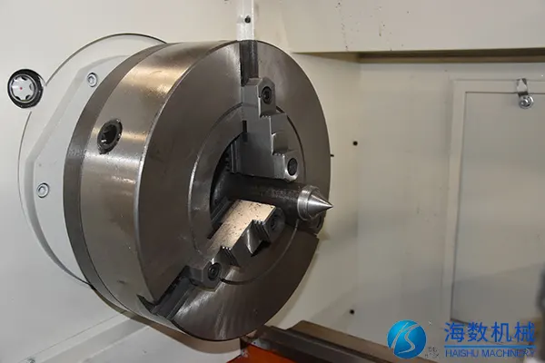 管螺纹数控车床校准工作进行中